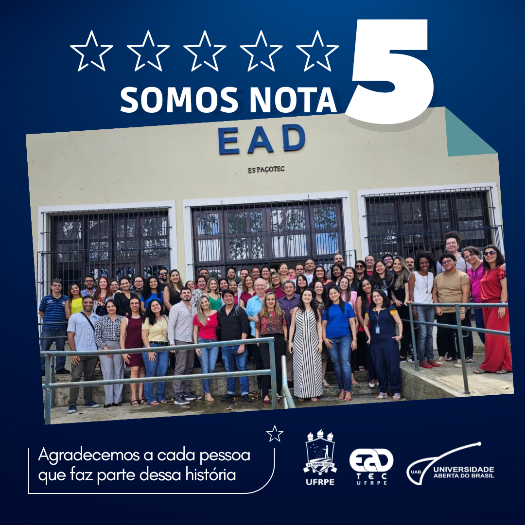 Sobre fundo azul, estão 5 estrelas brancas seguidas do texto "Somos nota 5". Abaixo, está uma fotografia com a equipe da UAEADTec em frente ao EspaçoTec. N canto inferior esquerdo, está escrito "Agradecemos a cada pessoa que faz parte dessa história". À direita, estão os logotipos da UFRPE, da UAEADTec e da UAB. 